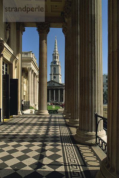 St. Martin in the Fields gesehen von der National Gallery  Trafalgar Square  London  England  Vereinigtes Königreich  Europa