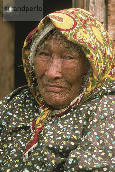 Portrait einer alten Loucheux indische Frau in ein Kopftuch in Fort McPherson in der Nordwest-Territorien  Kanada  Nordamerika