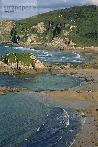 Strand und Klippen in der Nähe von Rio de Viveiro an der Nordküste  die Rias Altas  in Galicien  Spanien  Europa
