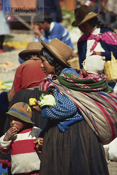 Portrait einer Frau in einem Filzhut mit ihren Kindern am Sonntag Markt bei Pisac in Peru Südamerika