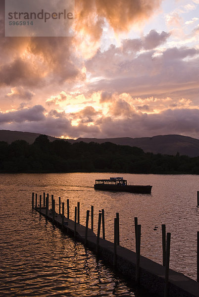 Derwent Water bei Sonnenuntergang  Lake District-Nationalpark  Cumbria  England  Vereinigtes Königreich  Europa