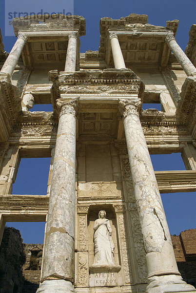 Statue von Tugend  Arete  an der Fassade der Roman-Bibliothek des Celsus Datierung zwischen 110 und 135 n. Chr.  bei der Ausgrabungsstätte von Ephesus  Anatolien  Türkei  Kleinasien  Eurasien