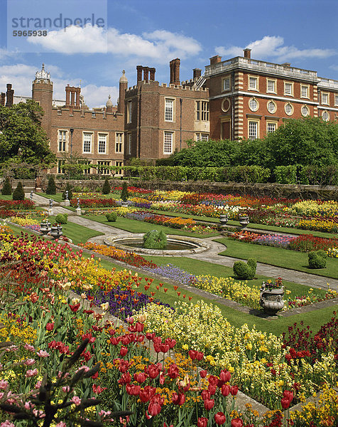 Teich Garten im Schlosspark  Hampton Court  London  England  Vereinigtes Königreich  Europa