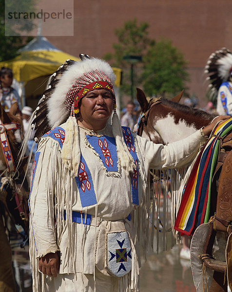 North American Indian Mann in traditioneller Kleidung mit Perlen  Pelz und Federn  in Calgary  Kanada  Nordamerika