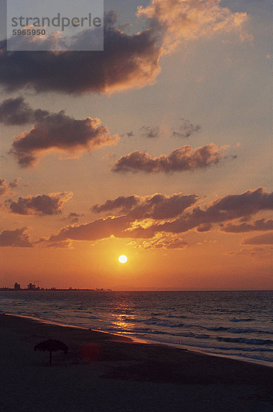 Sonnenuntergang über dem Meer in Varadero auf Kuba  Westindische Inseln  Karibik  Mittelamerika