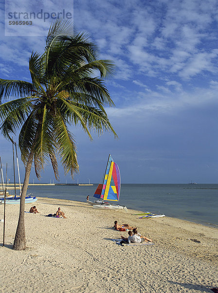 Menschen am Strand in den späten Nachmittag  Key West  Florida  Vereinigte Staaten von Amerika  Nordamerika