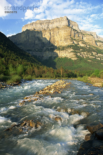 Der Fluss Arazas  Ordesa Nationalpark  Pyrenäen  Huesca  Aragonien  Spanien  Europa