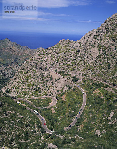 Haarnadelkurven auf kurvenreichen Straße oben einen felsigen Hügel an La Alobra  Mallorca  Balearen  Spanien  Europa