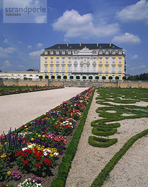 Formale Gärten und das Schloss Augustusburg in der Nähe von Bruhl  UNESCO-Weltkulturerbe  Nord Rhein Westfalen  Deutschland  Europa
