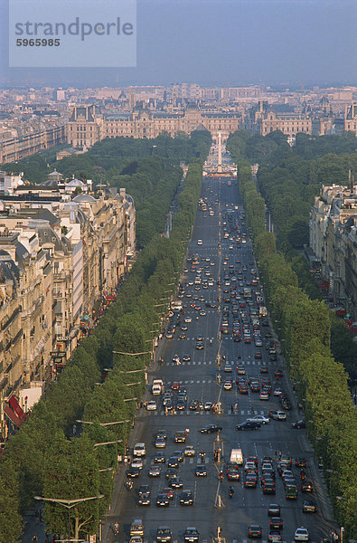 Blick über die Champs-Elysees vom Arc de Triomphe  Paris  Frankreich  Europa