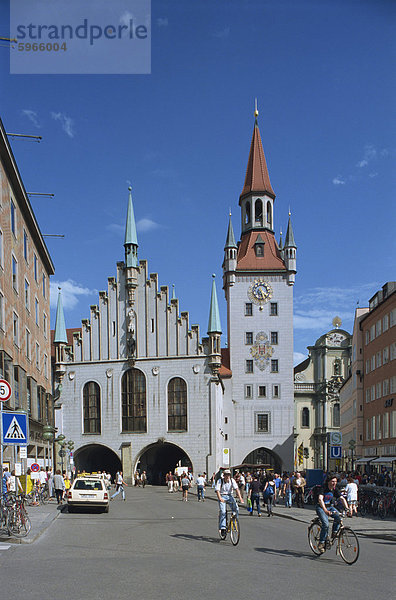 Straßenszene mit dem alten Rathaus am Marienplatz in der Stadt München  Bayern  Deutschland  Europa