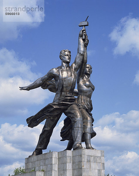 Statue von Arbeiter und Kolchosbäuerin nahe dem Hotel Kosmos und WDNH in Moskau  Russland  Europa