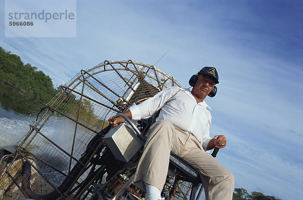 Porträt eines Luftkissenboot-Piloten  tragen Ohr Schützer und Handwerk in Everglade City in Florida  Vereinigte Staaten  Nordamerika