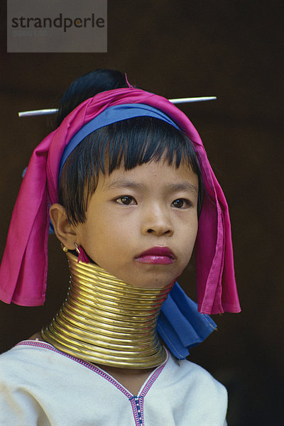 Portrait eines Mädchens langen Hals des Paduang Stammes bei Mae Hong Son  Thailand  Südostasien  Asien
