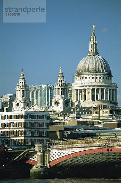 St. Pauls-Kathedrale aus dem Thames Embankment  London  England  Vereinigtes Königreich  Europa