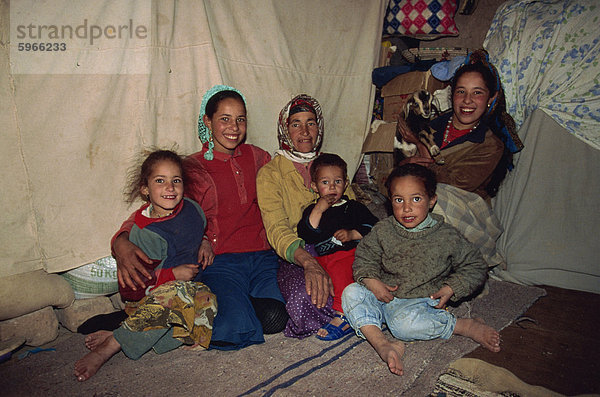 Porträt einer Berber-Familie  Frauen und Kinder  in einem Zelt in der Wüste  Südmarokko  Nordafrika  Afrika