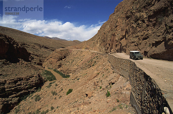 Allrad Fahrzeug auf einer Straße durch das Atlas-Gebirge in der trockenen Dades-Tal  Marokko  Nordafrika  Afrika