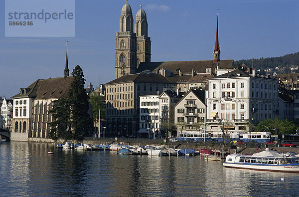 Kathedrale und Limmat Fluß  Zürich  Schweiz  Europa