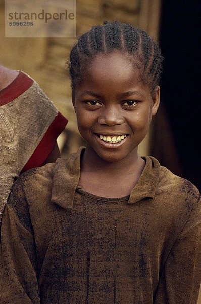 Porträt von jungen Mädchen aus dem Dorf Ntom  Kongo  Afrika