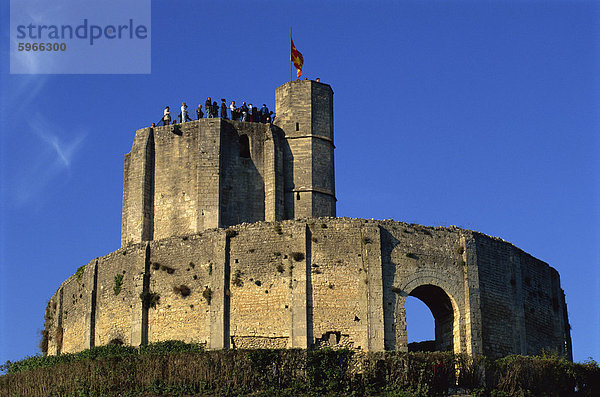 Außenseite der Burg Gisors mit Besucher auf Zinnen  Haute-Normandie (Normandie)  Frankreich  Europa