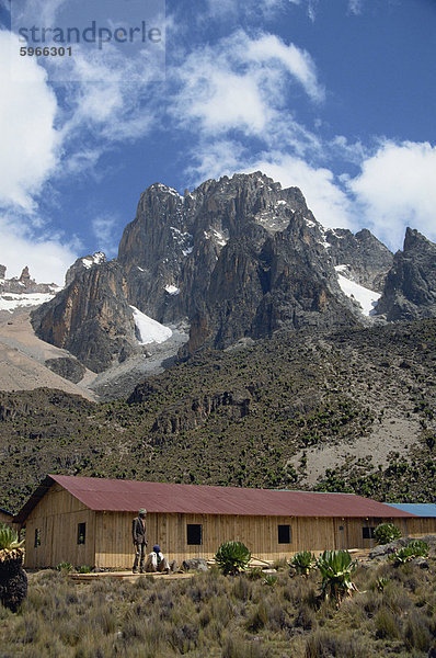 Mount Kenia und die Gipfel der Doppelspitzen auf der linken und auf rechts  mit Batian Shimpton Camp unten  Kenia  Ostafrika  Afrika