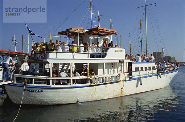 Touristenboot in Mandraki Hafen auf der Insel Rhodos  Dodekanes  griechische Inseln  Griechenland  Europa