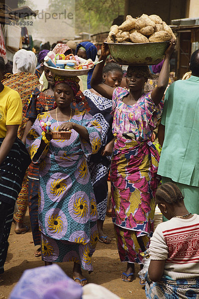Frauen  die die Güter nach Markt  Bobo-Dioulasso  Burkina Faso  Westafrika  Afrika
