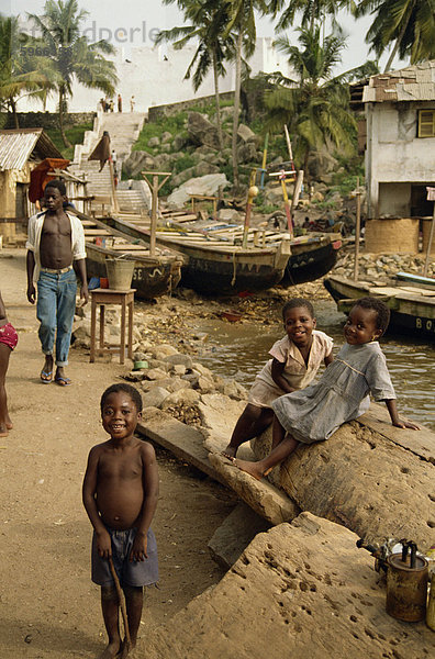 Kinder spielen von Hafen  Dixcove  Ghana  Westafrika  Afrika