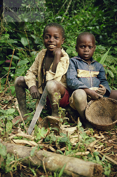 Zwei jungen mit Machete  Kamerun  Afrika