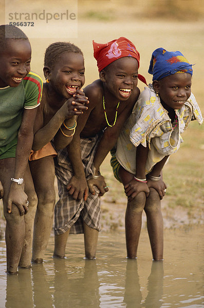 Gruppe junger Kinder Lächeln  Paddeln im Fluss Niger  Mali  Westafrika  Afrika