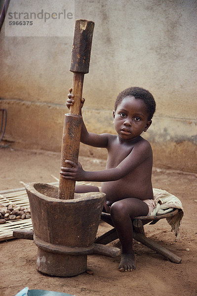 Porträt des jungen spielen mit Stößel und Mörser  Kongo  Afrika