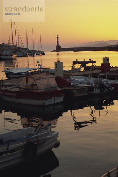 Abenddämmerung Licht über festgemachten Boote in den Hafen und dem Leuchtturm am Horizont  silhouetted  Chania  Kreta  Griechenland  Europa