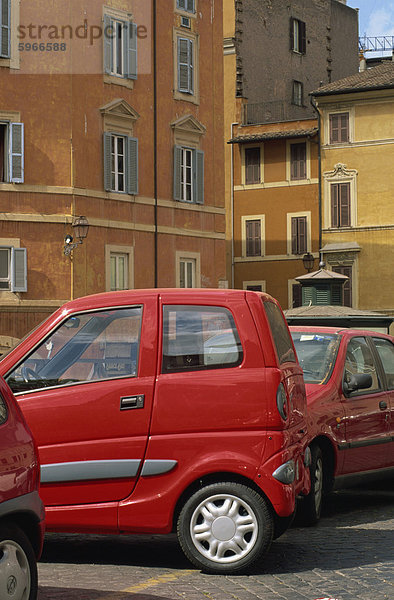 Kleines rotes Auto geparkt auf Platz Weg Via Giulia  Rom  Latium  Italien  Europa