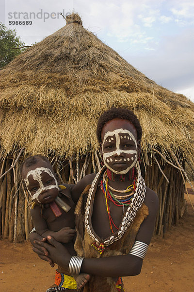 Ziege Capra aegagrus hircus tragen Tradition Dekoration Kleidung Mädchen Afrika Baby Kleid Äthiopien