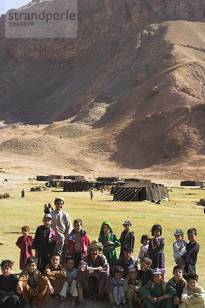 Aimaq Mann mit Kindern  camp von halbnomadischen Aimaq Menschen in Jurten im Sommer  Pal-Kotal-i-Guk  zwischen Chakhcharan und Marmelade  Ghor (Ghowr) Provinz  Afghanistan  Asien