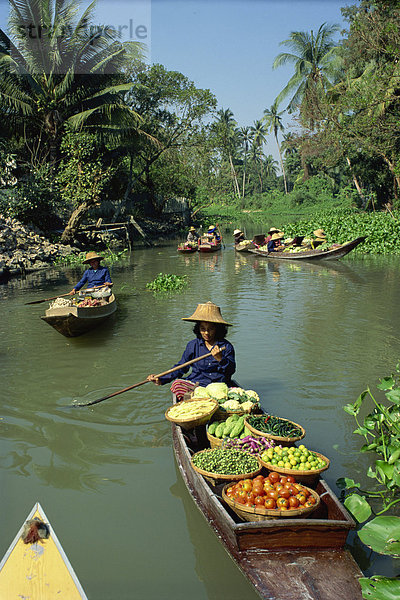 Frauen im Kanu auf Weg zum schwimmenden Markt  Thailand  Südostasien  Asien