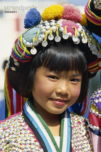 Mädchen im traditionellen Kleid  Thailand  Südostasien  Asien