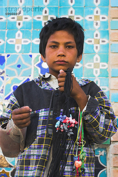 Straße junge verkaufen Ketten am Schrein von Hazrat Ali  Mazar-I-Sharif  Provinz Balkh  Afghanistan  Asien