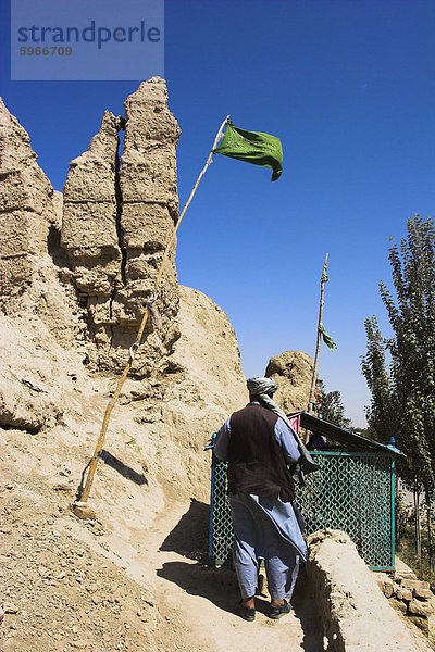 Mann zu Fuß zum Schrein  Stadtmauern  Balkh meist baute in der Timuriden Periode  Balkh (Mutter der Städte)  Balkh Provinz  Afghanistan  Asien