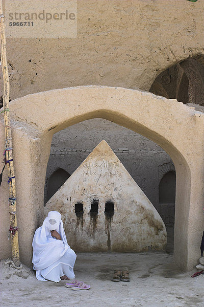 Lady besuchen ein möglich frühen 8. Jahrhundert Grab eines Heiligen 19. Jahrhundert hinter Moschee für Blesssing für Geburt/Krankheit  No-Gonbad Moschee Khoja Piada oder Masjid-e Haji Piyada  Balch  auch genannt Balkh Provinz  Afghanistan  Irak  Naher Osten