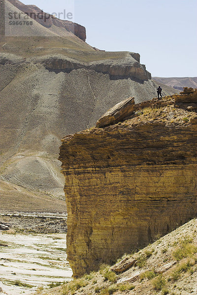 Touristische stehend auf Felswand Blick auf Band-Zulfiqar der Hauptsee  Band-E-Amir (Bandi-Amir) (Mutter von König) Krater Seen  Bamian Provinz  Afghanistan  Asien