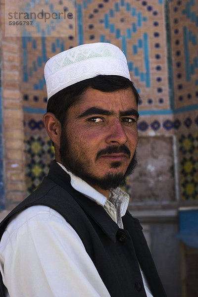 Shoekeeper bei den Sufi-Schrein Gazargah  Herat  Provinz Herat  Afghanistan  Asien