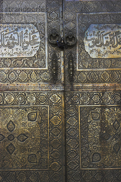 Bronzetüren im Hof der Freitagsmoschee oder Masjet-eJam  gebaut im Jahr 1200 durch die Ghorid Sultan Ghiyasyddin auf dem Gelände einer früheren 10. Jahrhundert Moschee  Herat  Provinz Herat  Afghanistan  Asien