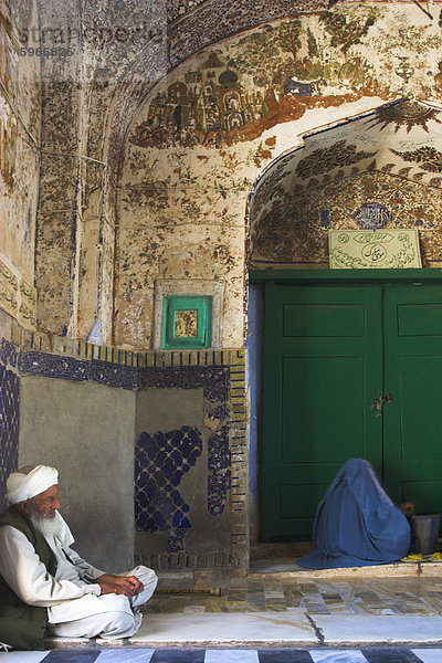 Pilger auf dem Flur  Sufi-Schrein Gazargah  Herat  Provinz Herat  Afghanistan  Asien
