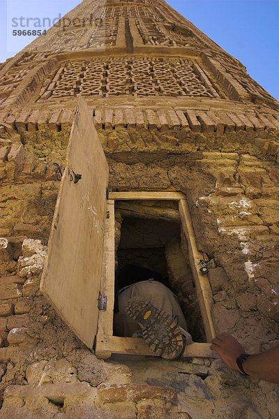 Touristische Klettern in das Minarett von einem Fenster  12. Jahrhundert Minarett von Jam  UNESCO-Weltkulturerbe  Ghor (Ghur) (Ghowr) Provinz  Afghanistan  Asien