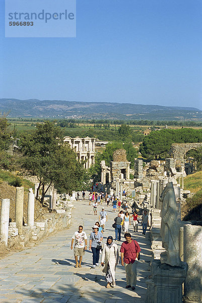 Touristen in Ephesus  Anatolien  Türkei  Kleinasien  Eurasien