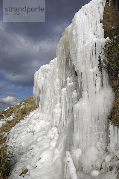 Wasserfall  Bilsdale im Winter gefroren  North York Moors National Park  North Yorkshire  England  Vereinigtes Königreich  Europa