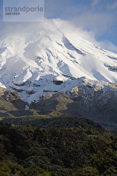 Schlafender Vulkan Mount Egmont oder Taranaki  Egmont-Nationalpark  Taranaki  Nordinsel  Neuseeland  Pazifik