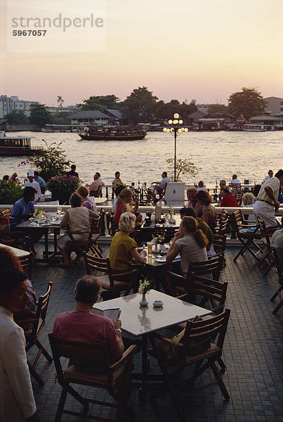 Sonnenuntergang über den Chao Phraya River von der Terrasse des Oriental Hotel  Bangkok  Thailand  Südostasien  Asien