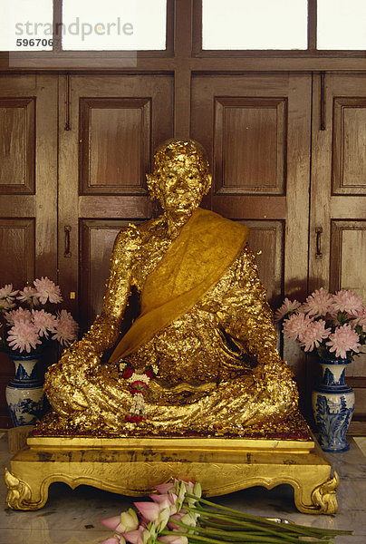 Statue bedeckt Blattgold in buddhistischen Tempel  Bangkok  Thailand  Südostasien  Asien